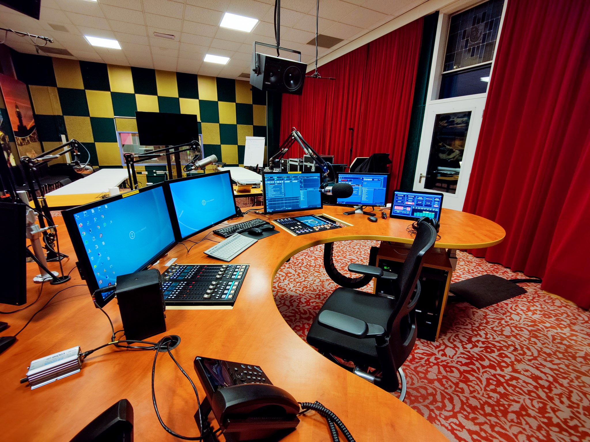 Studio 2 Omroep zeeland overzichtsfoto met Axia Quasar