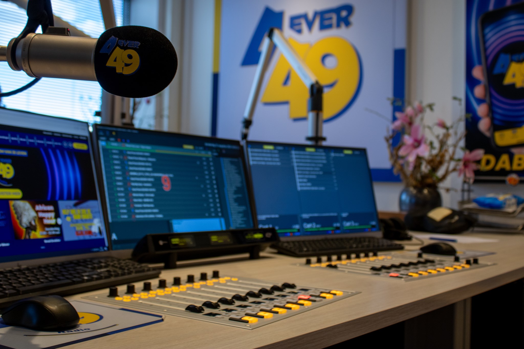 Studio overview met mika micrfoonarmen en Axia iQx mengtafel