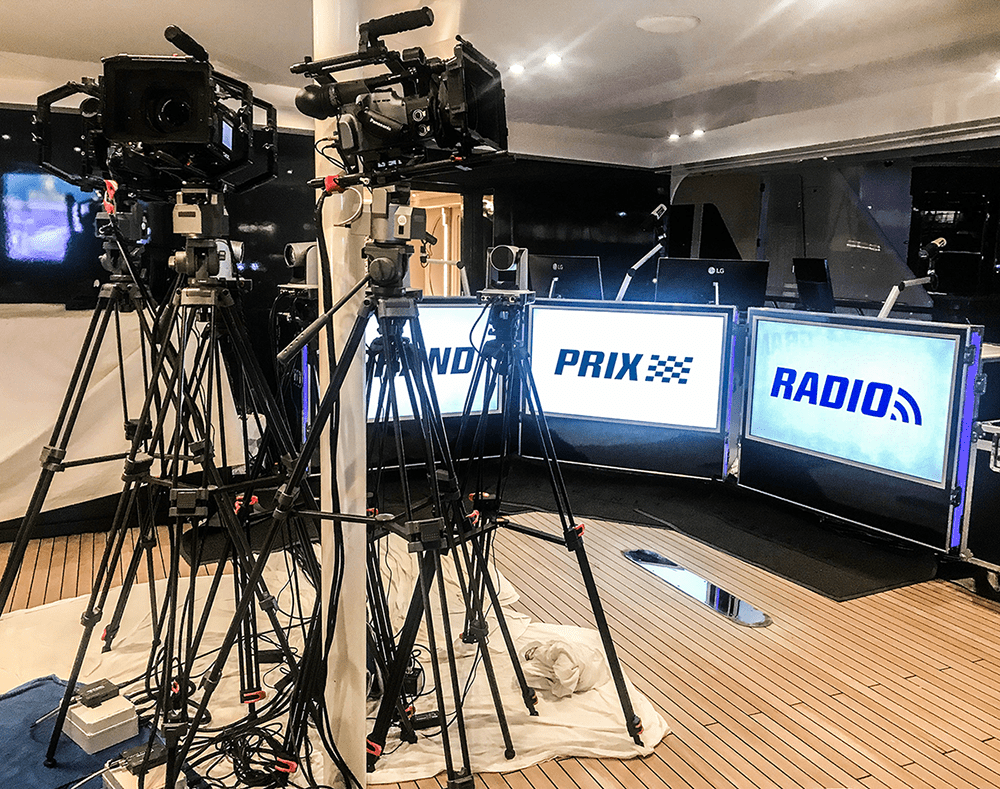 De studio van Grand Prix Radio in de jacht