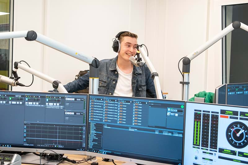 Danny in de nieuwe radiostudio van de Hogeschool Utrecht