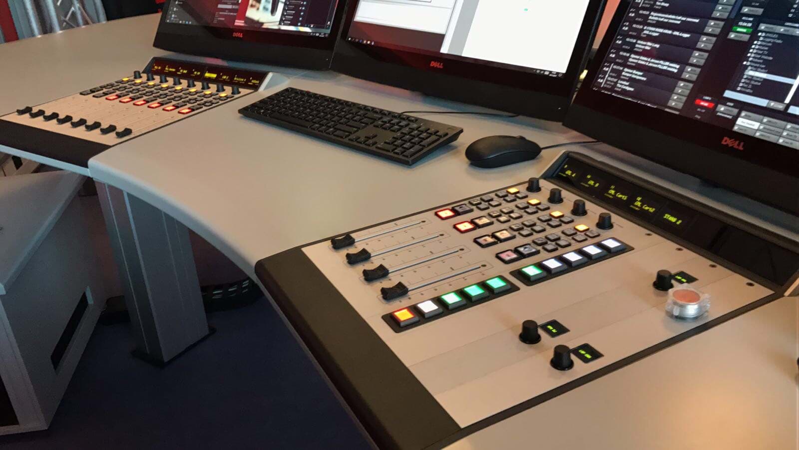 Axia in de gloednieuwe studio van Omroep Flevoland